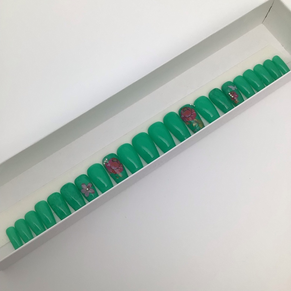 Medium Coffin Shaped Set of 22 Nails